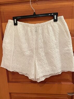 GAP White Eyelet Lace Shorts with Elastic Waist - women’s M - brand new!